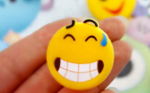 中班社会快乐装彩珠教案