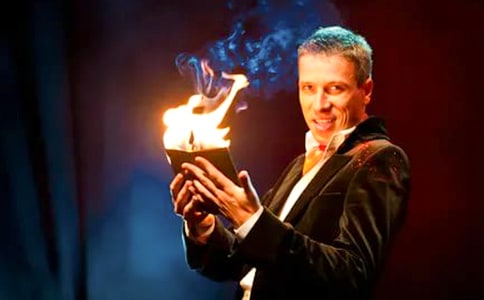 《神奇的魔术师》小班科学教案