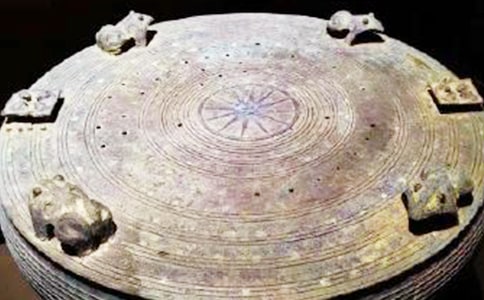 会变的铜鼓大班体育教案