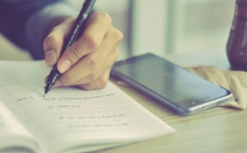 ��������ɫ�ı˰����и�����